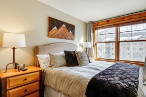 2 bedrooms, desk, iron/ironing board, Internet - Walk to Gondola! Keystone Gem in River Run Village (Keystone)