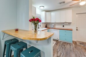 Fridge, microwave, stovetop, dishwasher - 5 Mi to St Pete Beach! Snowbird Home w/ Large Yard (St. Petersburg)