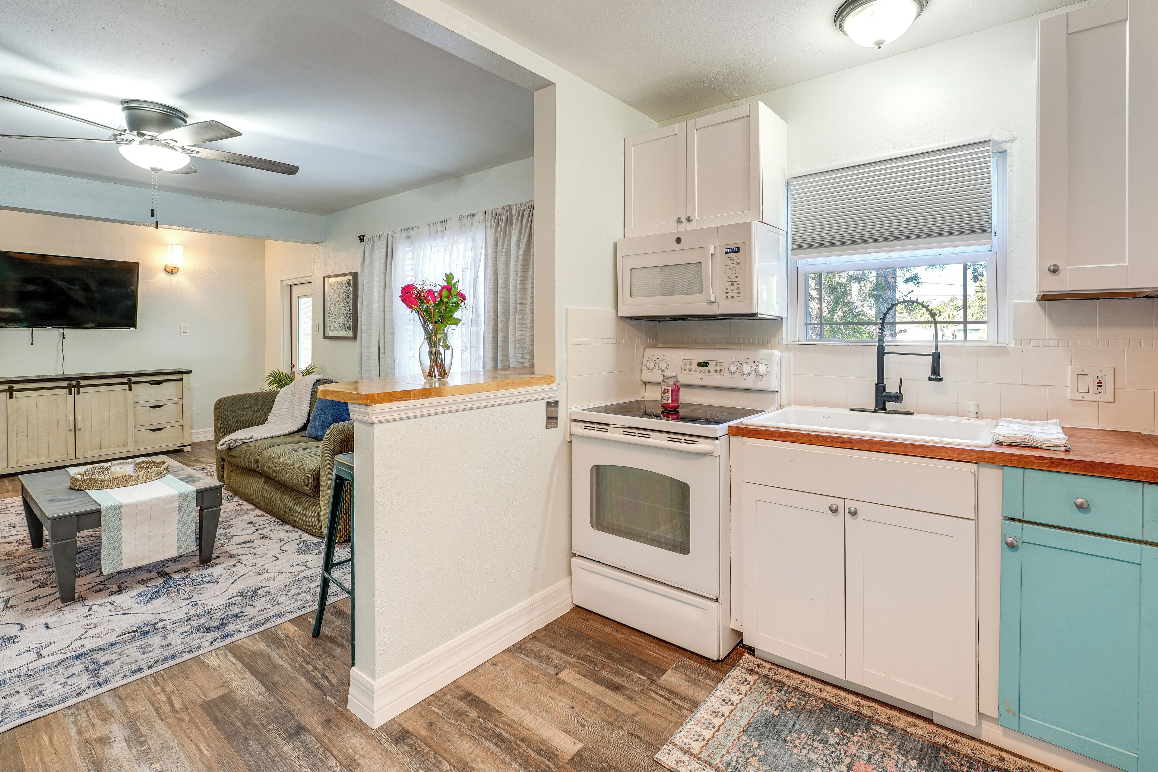 Réfrigérateur, micro-ondes, plaque de cuisson, lave-vaisselle