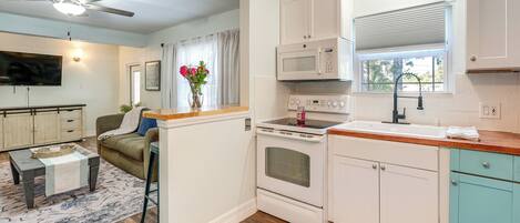 Réfrigérateur, micro-ondes, plaque de cuisson, lave-vaisselle