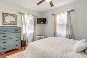 2 bedrooms, iron/ironing board, Internet, bed sheets - 5 Mi to St Pete Beach! Snowbird Home w/ Large Yard (St. Petersburg)