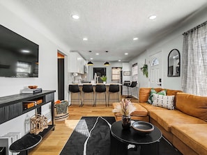 Una televisión, videojuegos, una oficina