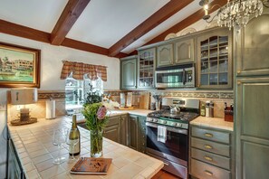 Frigorífico, microondas, placa de cocina y cafetera o tetera