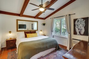 1 habitación, tabla de planchar con plancha y cuna de viaje 
