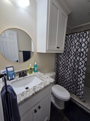 Een douche, een haardroger, handdoeken, zeep