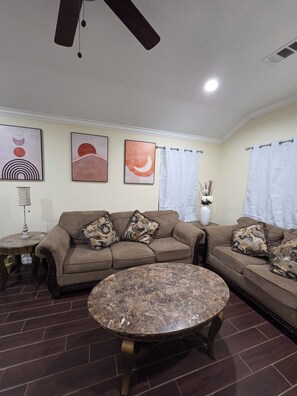 Living area - Perfect 3-bedroom house with AC in Powell (Powell)