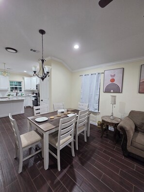 Dining - Perfect 3-bedroom house with AC in Powell (Powell)