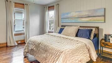 3 bedrooms, iron/ironing board, internet, bed sheets