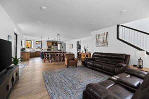 Smart TV, table football - [Modern Lake House] hot tub, dock, sandy shoreline, kayaks, foosball, Bellaire. (Bellaire)