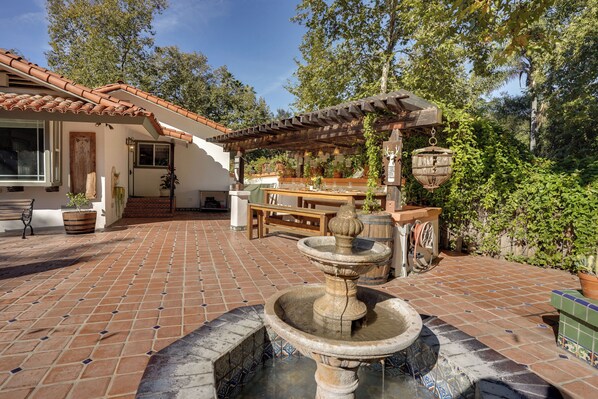 Outdoor dining - Spacious Courtyard & Spanish Charm: Silverado Home (Silverado)