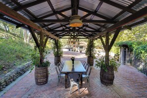 Outdoor dining - Spacious Courtyard & Spanish Charm: Silverado Home (Silverado)