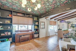 TV, fireplace, ping pong, books - Luxurious Outdoor Oasis! Spacious Mesa Retreat (Mesa)