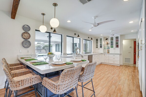 Fridge, microwave, stovetop, dishwasher - Luxurious Outdoor Oasis! Spacious Mesa Retreat (Mesa)