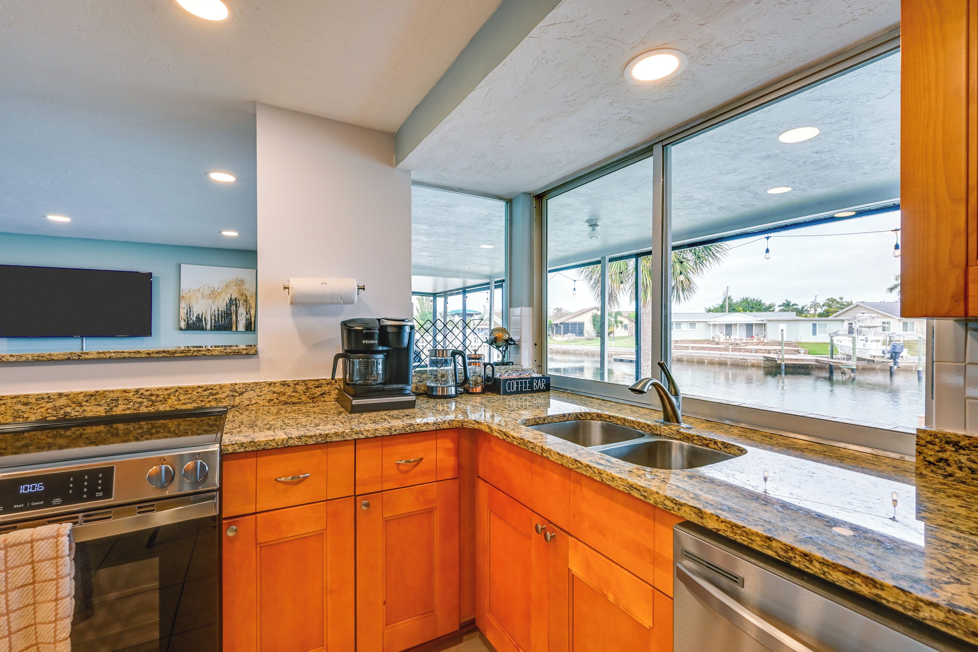 Frigorífico, microondas, placa de cocina y lavavajillas