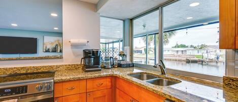 ثلاجة، ميكروويف، موقد طهي مسطح، غسالة أطباق