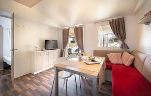 Dining - Awesome home in Novigrad with swimming pool (Novigrad)