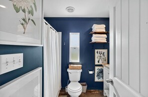 Een haardroger, handdoeken, toiletpapier
