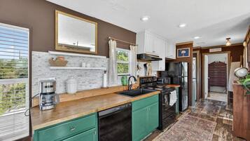 Kjøleskap, mikrobølgeovn, ovn og kokeplater