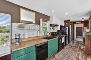 Fridge, microwave, oven, stovetop - Charming Country Cottage in Aiken (Aiken)