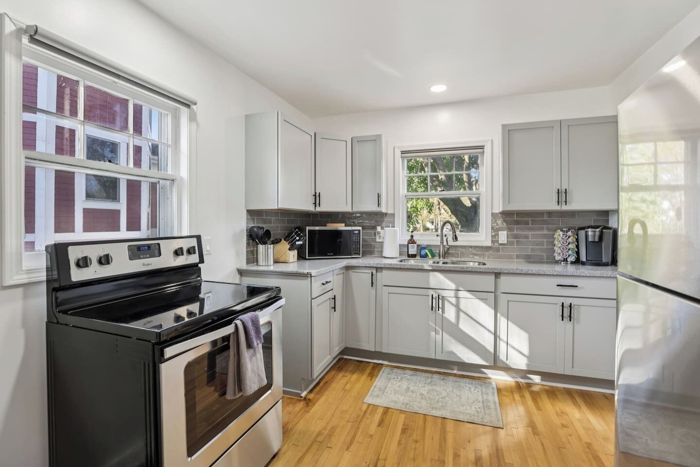 Jääkaappi, mikroaaltouuni, uuni, liesi