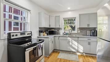 Jääkaappi, mikroaaltouuni, uuni, liesi