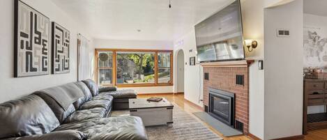 Televisión y chimenea