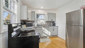 Frigorifero, microonde, forno, piano cottura