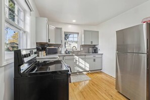 Frigorifero, microonde, forno, piano cottura