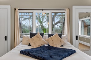 4 bedrooms, desk, iron/ironing board, WiFi