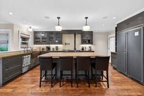 Oven, stovetop, dishwasher, coffee/tea maker