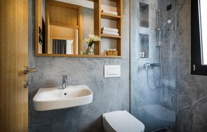 Shower, hair dryer - Lovely home in Njivice with swimming pool (Njivice)
