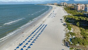 Beach - 12/21-26 Marriott Luxury 2-BR Beach Villa - Marco Island Resort - Crystal Shores (Marco Island)