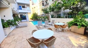 Outdoor dining - Luxury 3BR in Naco•Pool, Gym & Parking•Fast Wi-Fi (Santo Domingo)
