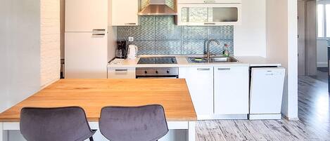 Réfrigérateur, four, plaque de cuisson, lave-vaisselle