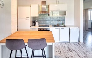 Fridge, microwave, oven, stovetop - 1 bedroom gorgeous apartment in Supetarska Draga (Supetarska Draga)