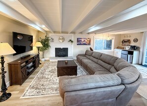 TV - Hidden Oasis 3BD/2.5BA on secluded 1/2 acre. Sleeps 8, near Reno/Tahoe (Reno)