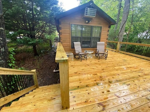 Cozy peaceful  Log cabin Lake Hartwell  dock WIFI/AC