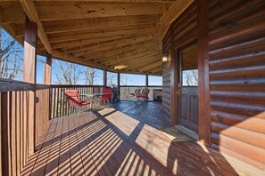 Outdoor dining - Just Hanging Around: Hot Tub (Sevierville)