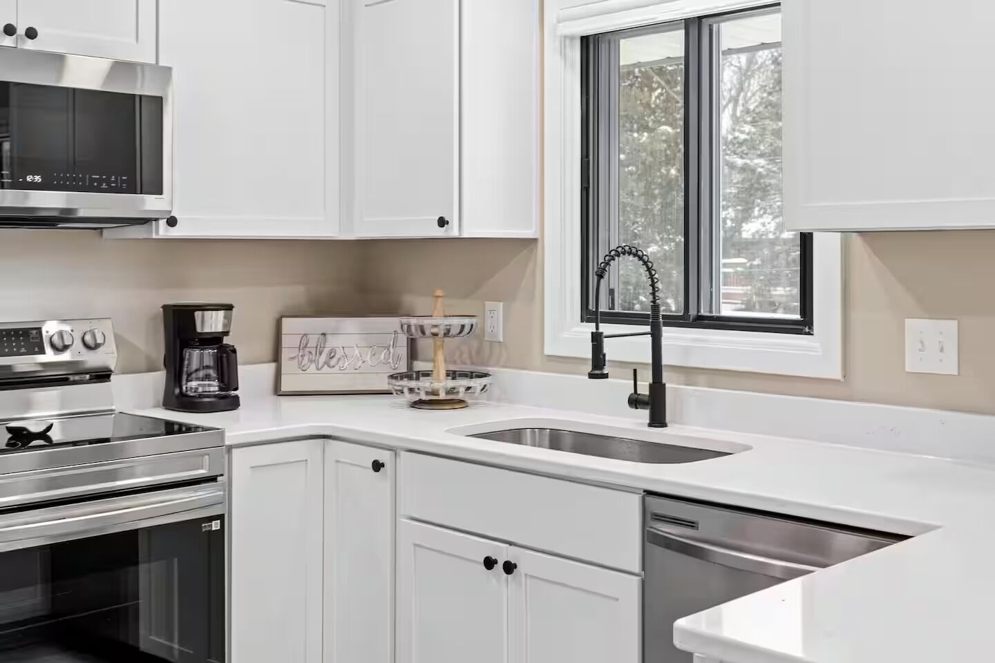 Køleskab, mikrobølgeovn, ovn, kogeplade