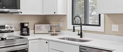 Køleskab, mikrobølgeovn, ovn, kogeplade