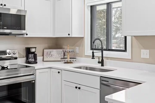 Spacious 5BR Family Haven. Pet Friendly. Game Room