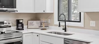 Spacious 5BR Family Haven. Pet Friendly. Game Room