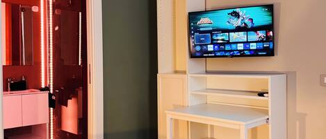 Minibar, escriptori i espai de treball apte per a portàtils