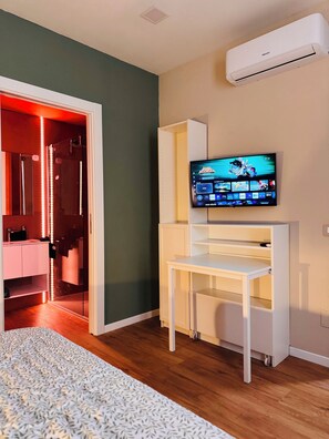 Minibar, espacio para trabajar con un portátil, cortinas opacas