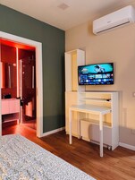 Minibar, escritorio y espacio para trabajar con laptop 