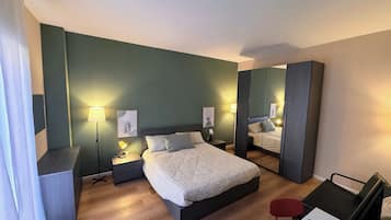 Appartement, 2 slaapkamers, privébadkamer | Een minibar, een bureau, een laptopwerkplek, verduisterende gordijnen