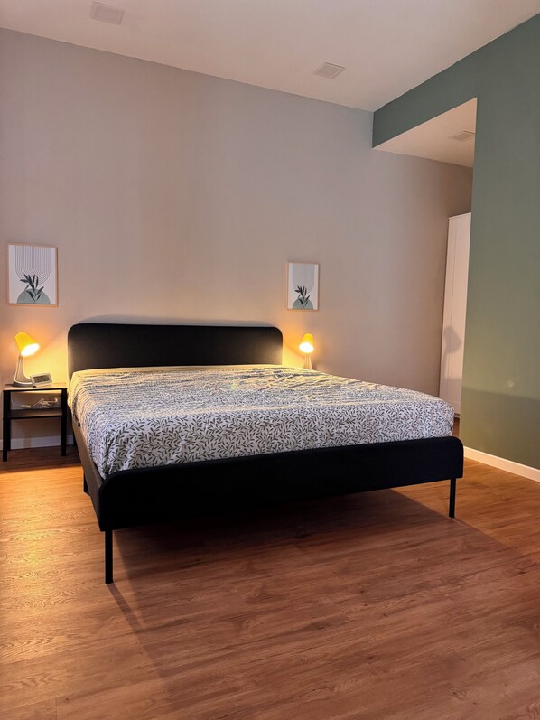 Desk, laptop workspace, blackout drapes, soundproofing - Le dimore di corso Torino  (Novara)