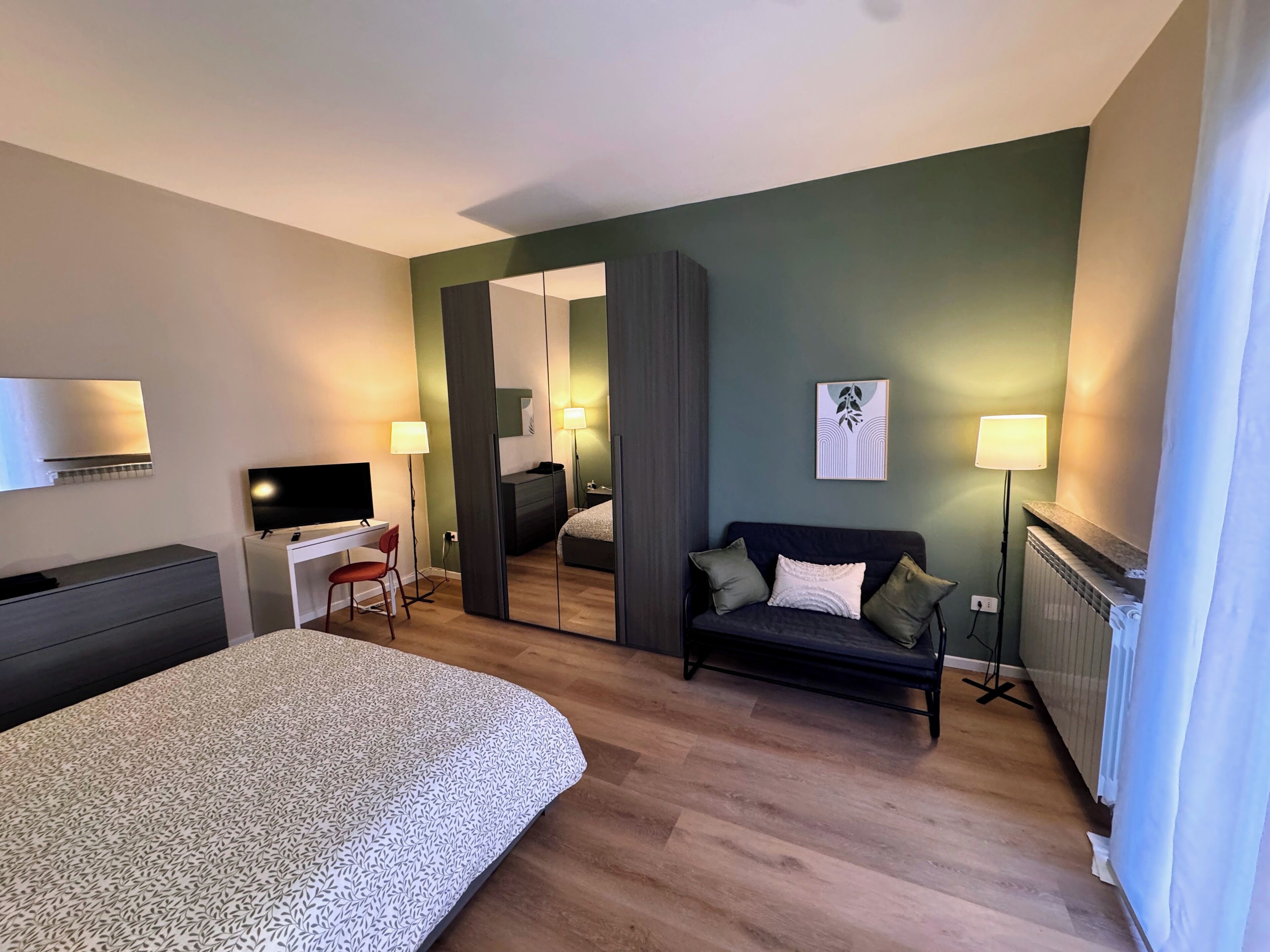 Appartement, 2 slaapkamers, privébadkamer | Een minibar, een bureau, een laptopwerkplek, verduisterende gordijnen