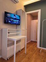 Minibar, escritorio y espacio para trabajar con laptop 