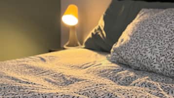 Minibar, skrivebord, skrivebord for bærbar PC og blendingsgardiner